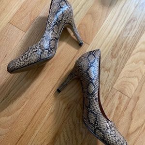 Banana Republic snakeskin heels/pumps size 7